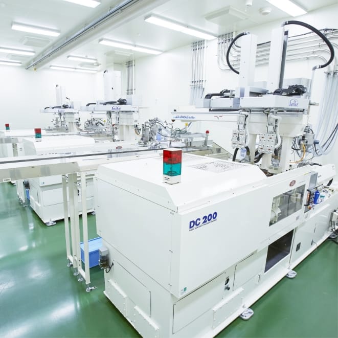 第二工場 高度な成形環境を維持。清浄度ISO7（FED STD 209Dクラス10,000）の成形環境と成形ラインの無人化を実現。